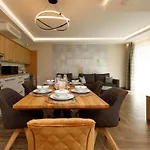 Royal Cafe דירה קסזטלי