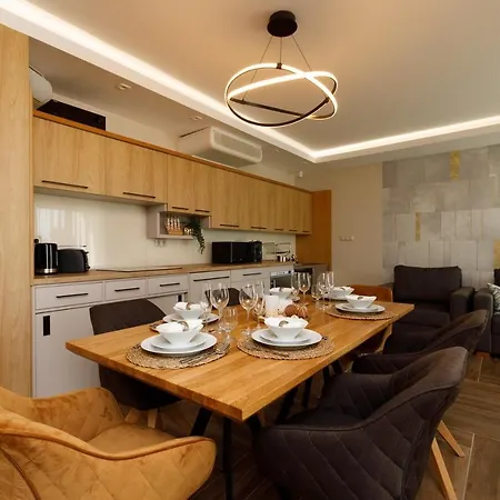 Royal Cafe Apartment